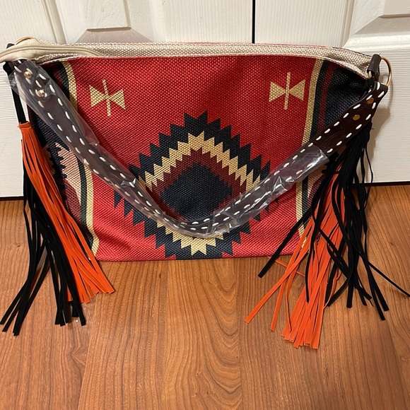 🎉❤️HOST PICK!! Juliette Multicolor Aztec Shoulder Tote Bag Fringe - Picture 4 of 4